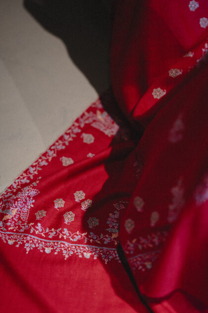 Large Kashmiri Shawl in red with elegant hand embroidery. Pashmina Shawl in red