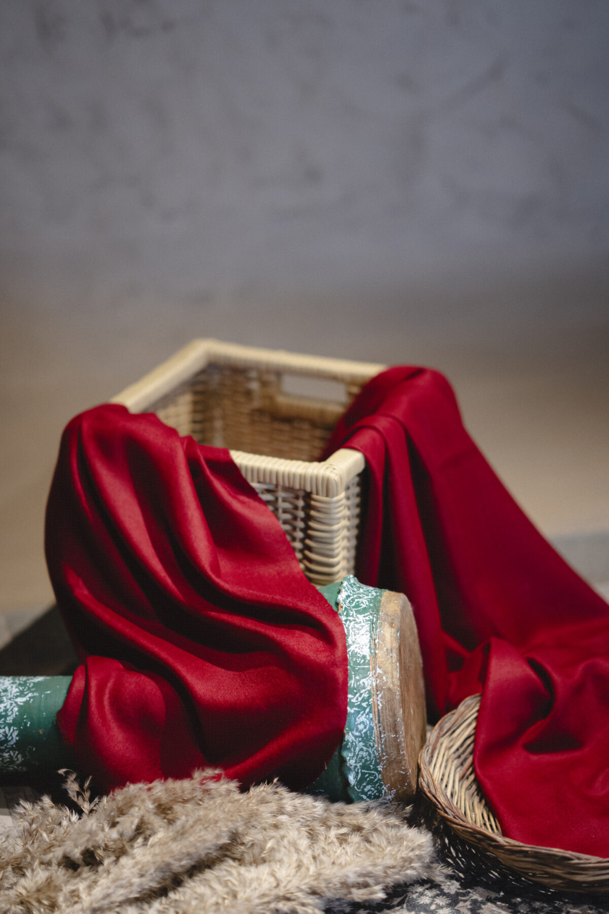 Pashmina scarf in plain color maroon red. Handwoven Ladakh Pashmina