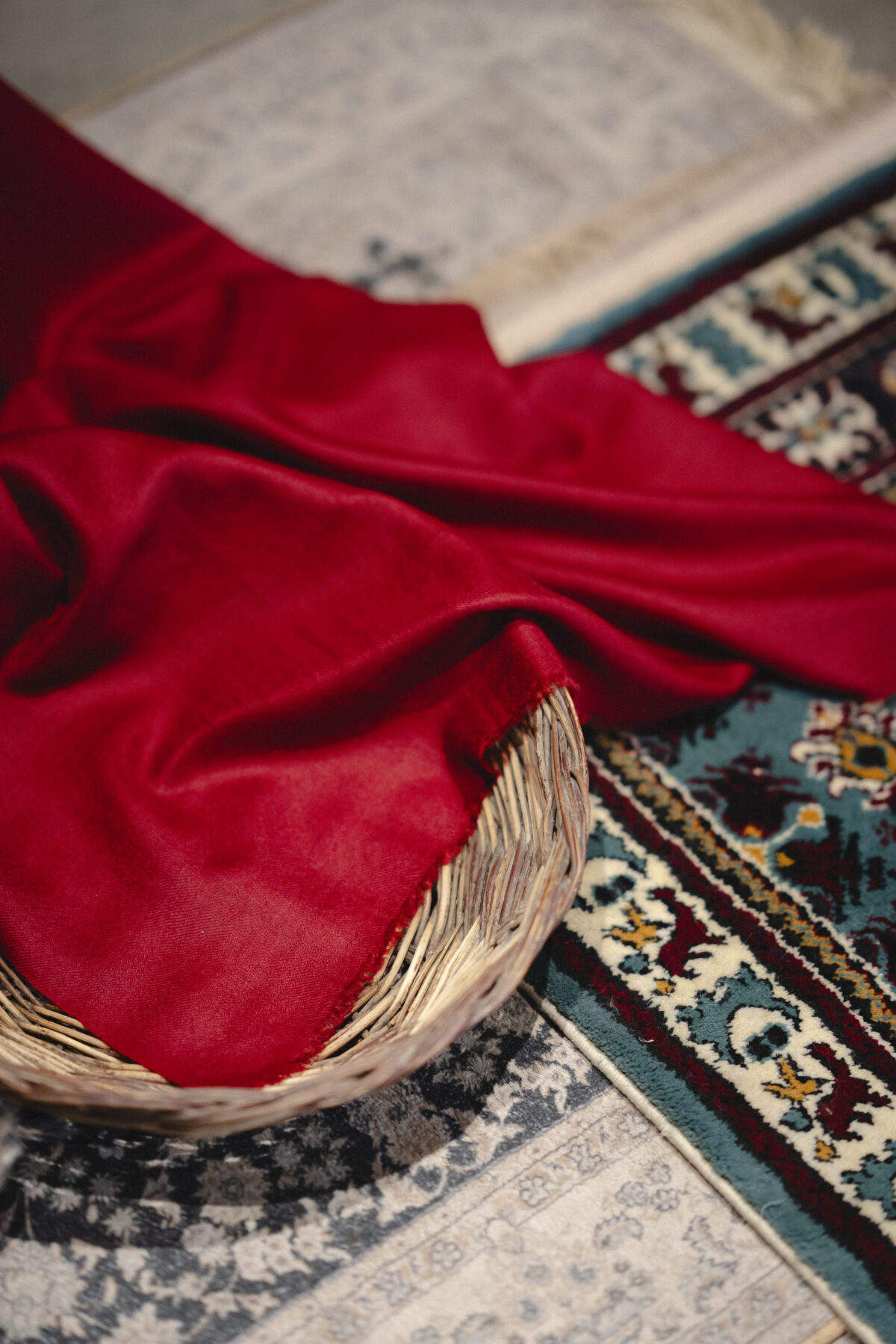 Pashmina scarf in plain color maroon red. Handwoven Ladakh Pashmina