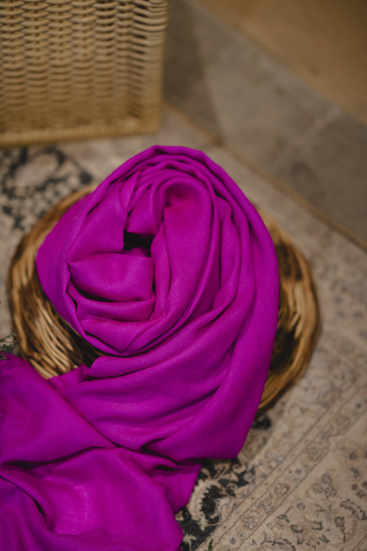 Pashmina scarf in plain color Fuchsia. Handwoven Ladakh Pashmina