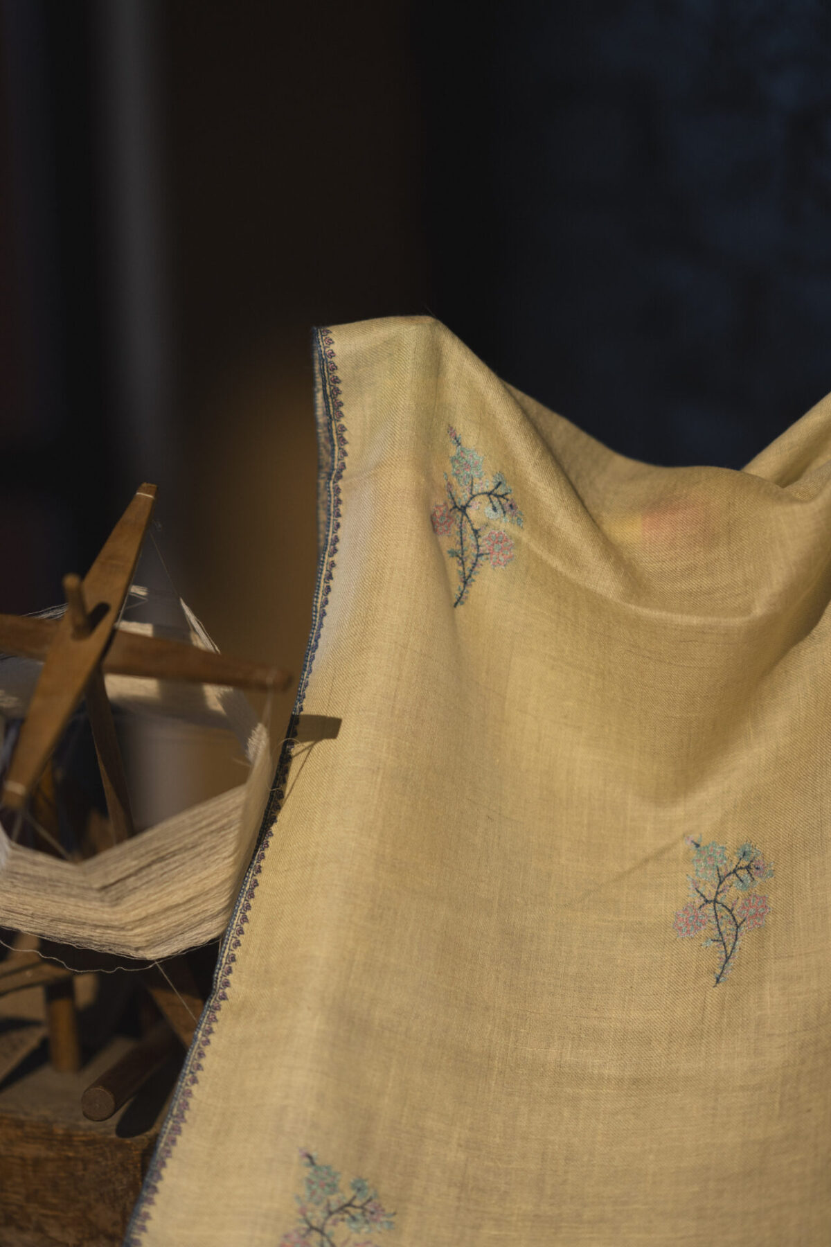 Le Châle Lumière de Joséphine - Lemon Yellow Handwoven Pashmina Shawl with Light Blue Floral Motifs 1